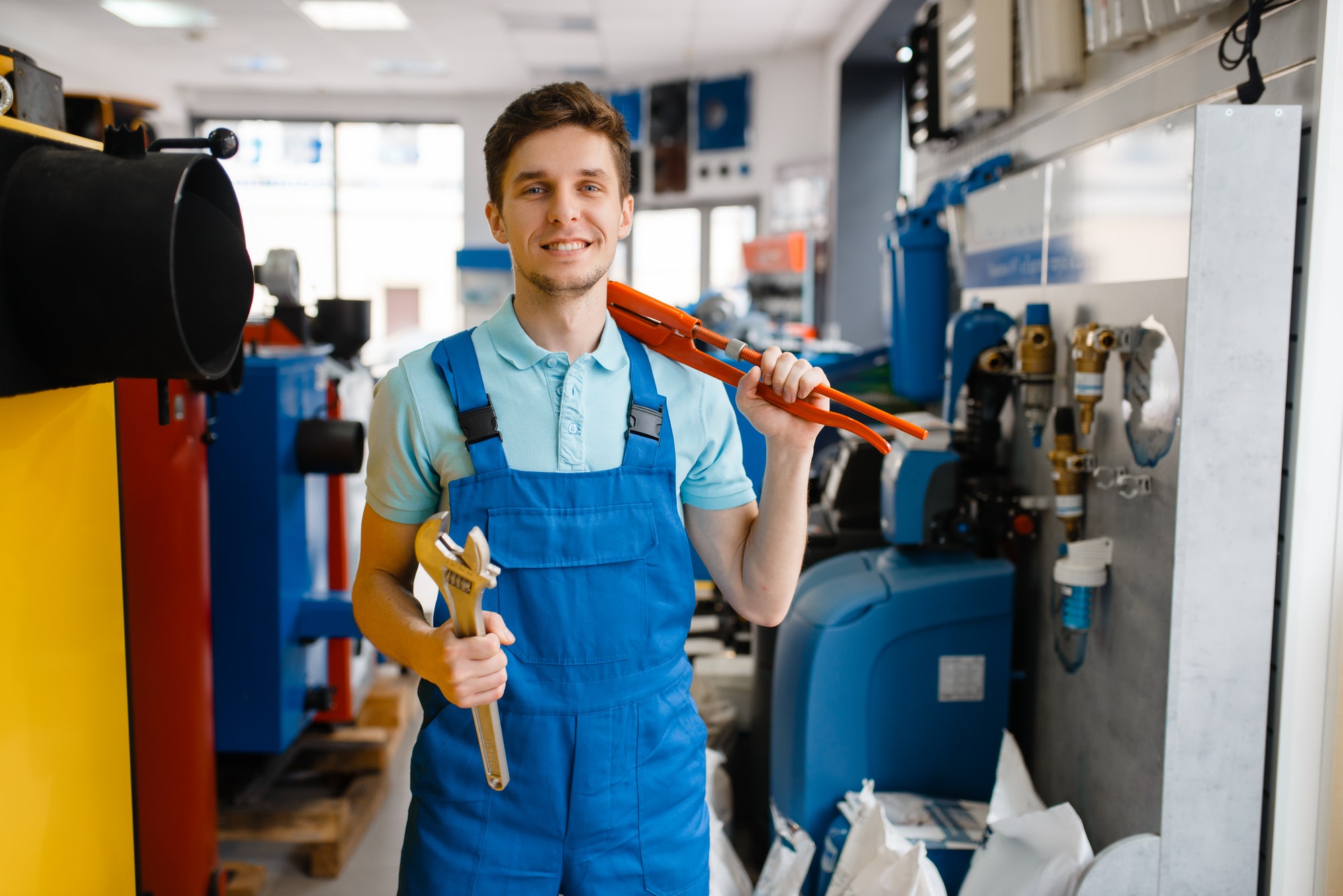 Ein Installateur bei der Arbeit.