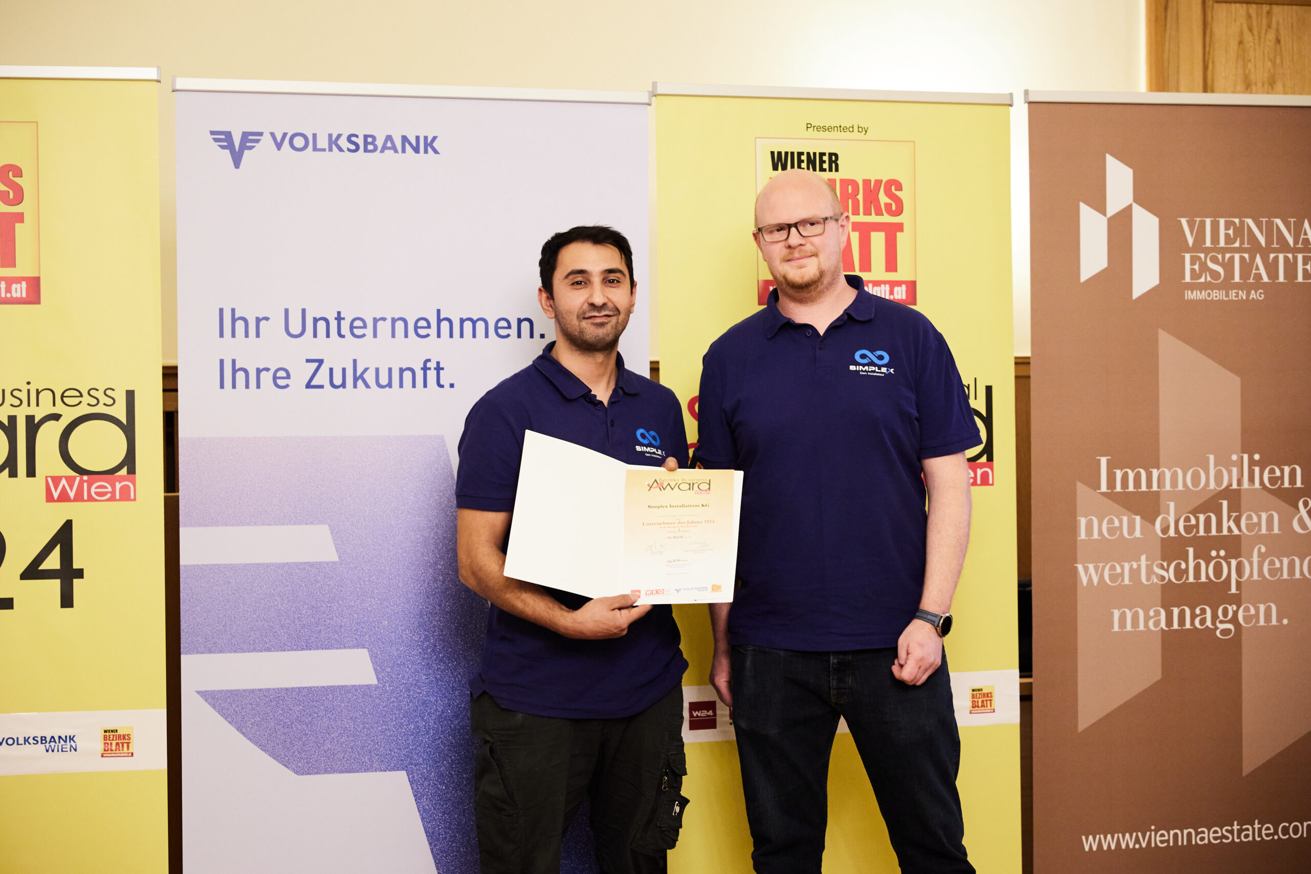 Yasin Özkan und Ronald Stöger von Simplex Installation bei den Bezirks Business Awards 2024